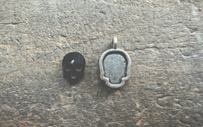 Colgante con encaje a medida para piedra en forma de calavera