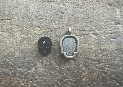 Colgante con encaje a medida para piedra en forma de calavera